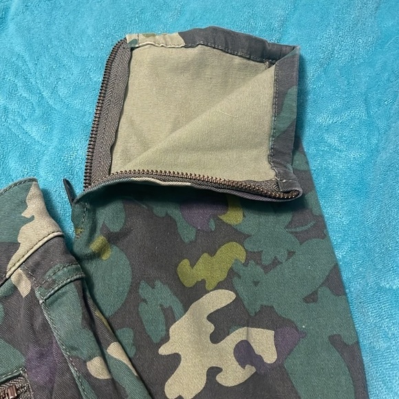 Cabi Clover Island Style Bright Camouflage Style Jeans w Ankle Zippers women’s 6 - Picture 3 of 15